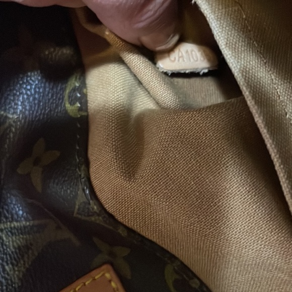 Louis Vuitton beautiful purse - Picture 9 of 13